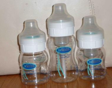 Какая бутылочка лучше: пластиковая или стеклянная?