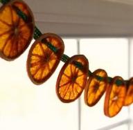 क्रिसमस ट्री के लिए सूखे संतरे, कीनू और संतरे से शिल्प