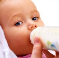 Kuue kuu vanuse lapse toiduainete loetelu ja olulised toitmisreeglid