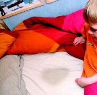 बेडवेटिंग - बच्चों में enuresis: कारण, उपचार, लक्षण, संकेत