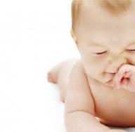 Miks beebid nina norivad: ebameeldiva sümptomi kõrvaldamise põhjused ja meetodid