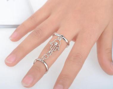 Những chiếc nhẫn trên ngón tay của bạn có ý nghĩa gì: hãy cẩn thận và cẩn thận