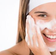 ماذا تفعل إذا كانت بشرة الوجه شديدة الجفاف والقشور؟