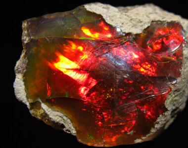 Leek kivis: tuleopaali kirjeldus ja omadused Kivi tuleopaali omadused