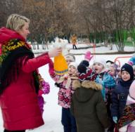 سيناريو Maslenitsa في روضة الأطفال في الشارع