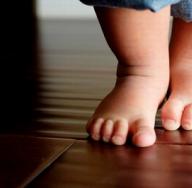 अपने बच्चे के जूते खरीदने से पहले उनके जूते का आकार सही ढंग से कैसे निर्धारित करें